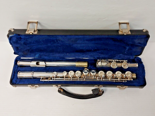 (N81900-1) Armstrong 104 Flute in Case with Cleaning rod