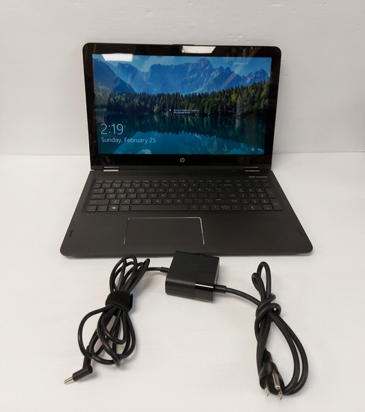(N80528-1) HP 15-AR010CA Laptop w/ charger