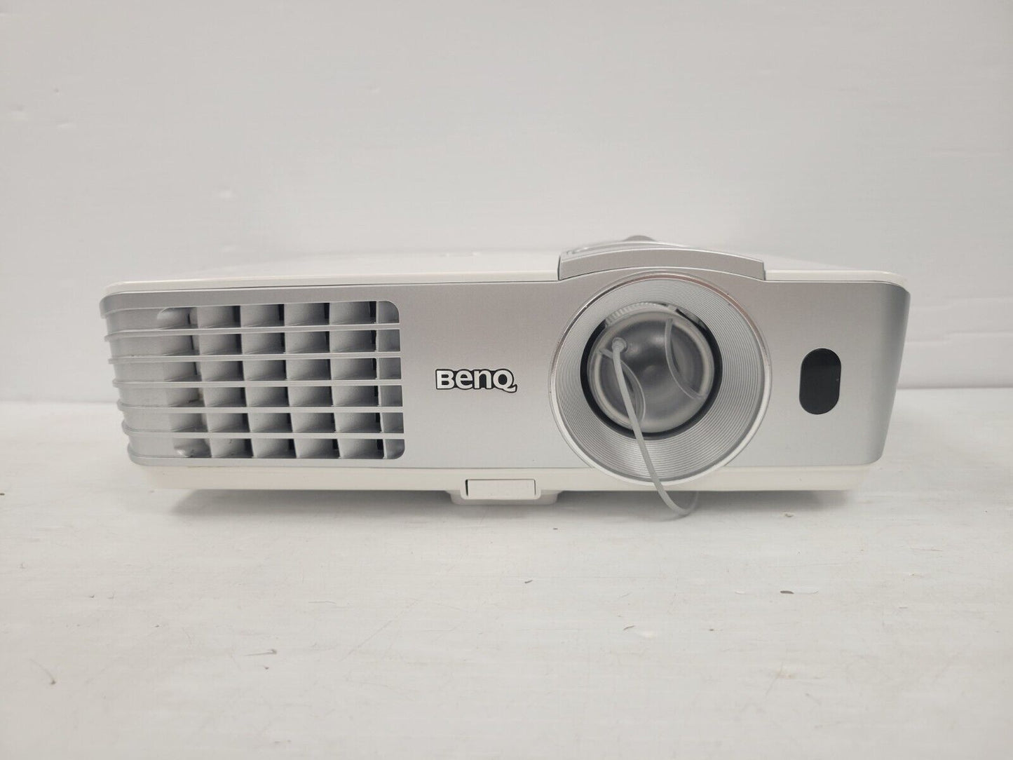 (56728-1) Benq W1070 Projector