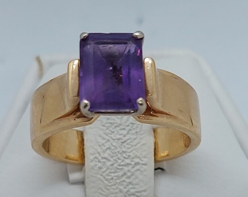(NI-2601) 14K Yellow Gold Ladies Ring Single Lg Purple Stone