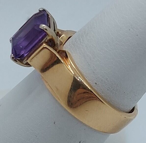 (NI-2601) 14K Yellow Gold Ladies Ring Single Lg Purple Stone
