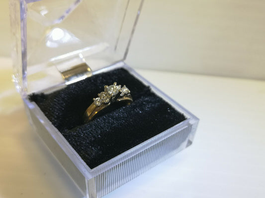 (N7066) 14K Gold Ring w/ Diamonds