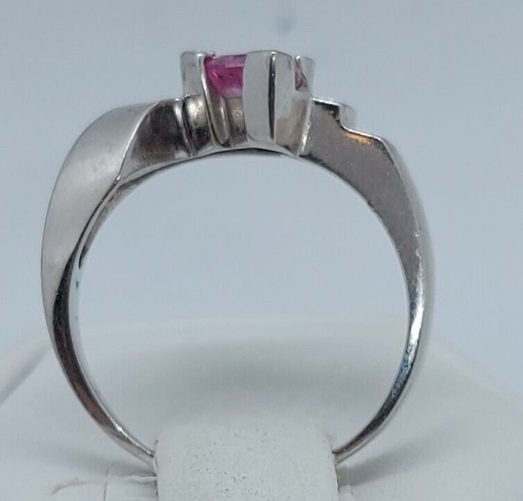 (NI-3951) 14K White Gold Ladies Ring 5 Diamonds & 1 Pink Stone