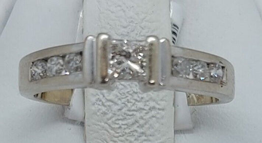 (N80462-2) 14K White Gold Ladies Ring 7 Diamonds