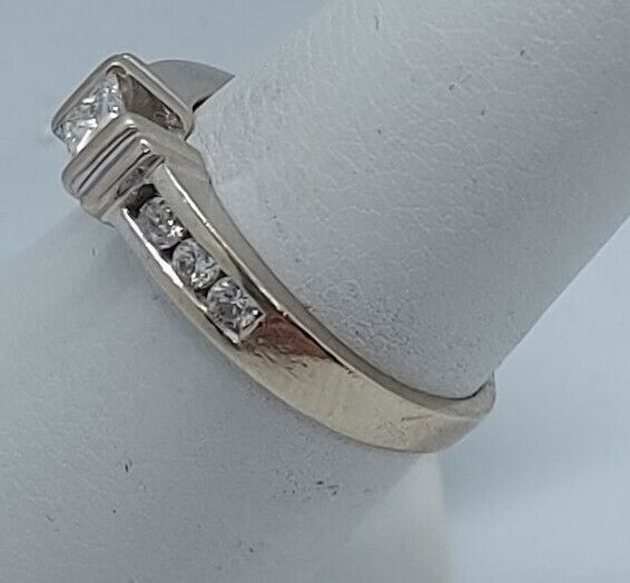 (N80462-2) 14K White Gold Ladies Ring 7 Diamonds