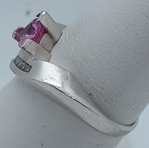 (NI-3951) 14K White Gold Ladies Ring 5 Diamonds & 1 Pink Stone
