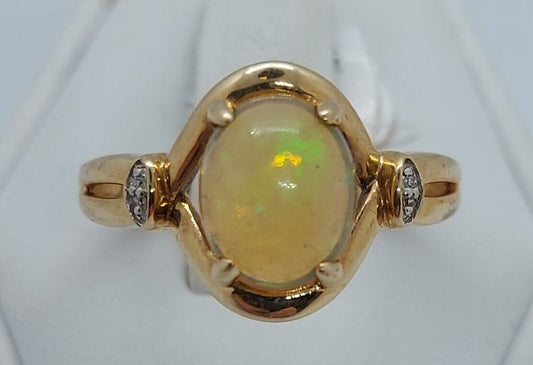 (N73983-1) Bague pour femme en or jaune 10 carats, 1 opale de taille ovale et 4 diamants