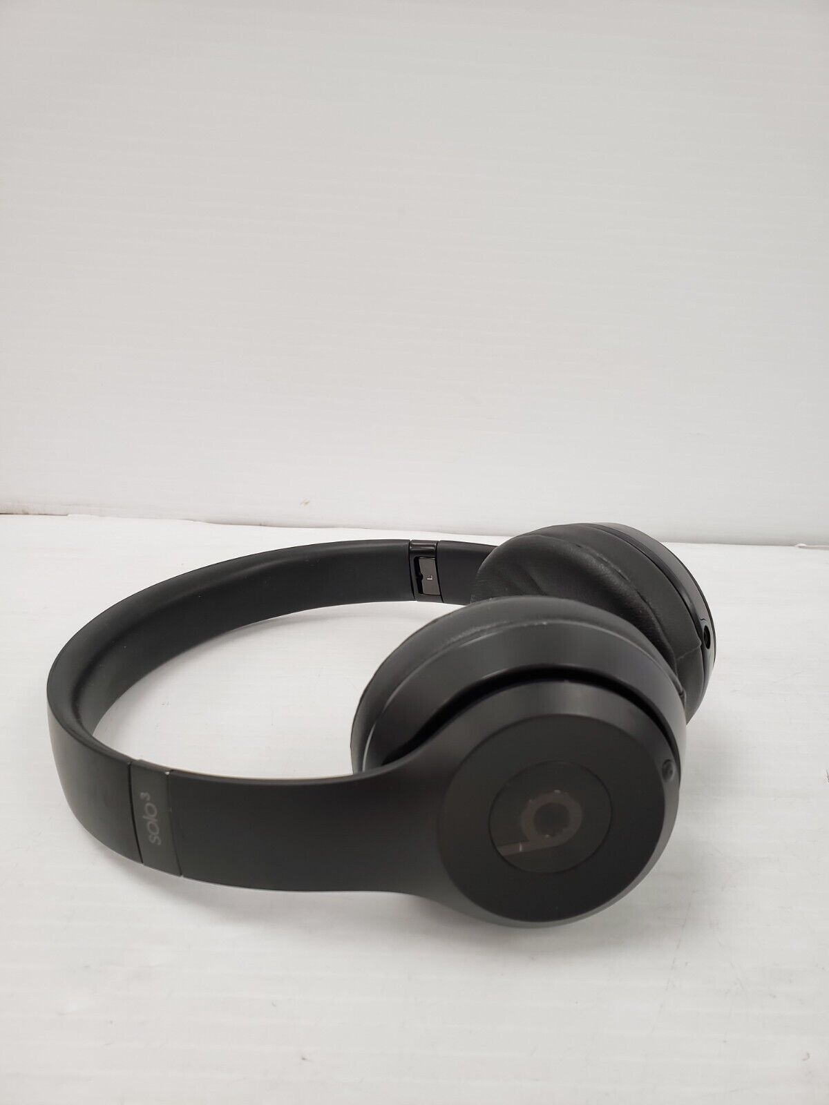 (34953-2) Beats A1796 Wireless Headphones