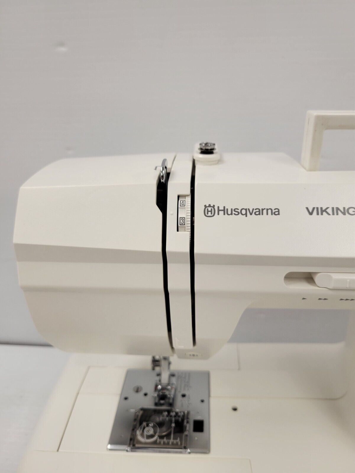 (I-34397) Husqvarna Viking VSMAB Emerald 118 Sewing Machine